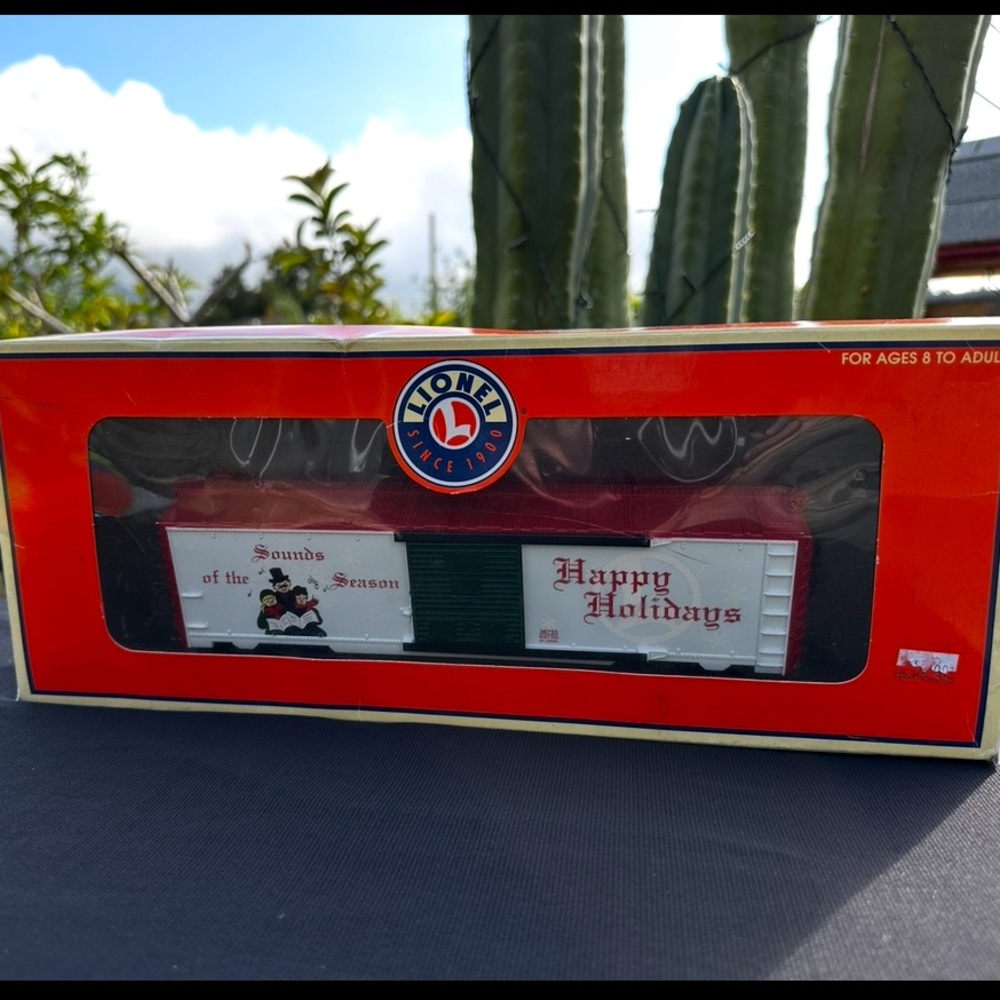 LIONEL  -  #  6 - 36733  -  2003  CHRISTMAS  MUSICAL  BOXCAR